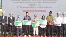 Penyerahan simbolis kartu BPJS Ketenagakerjaan kepada pekerja informal oleh pihak PLN Batam pada momentum hari kemerdekaan RI di Batam. Foto: PLN Batam