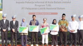 Penyerahan simbolis kartu BPJS Ketenagakerjaan kepada pekerja informal oleh pihak PLN Batam pada momentum hari kemerdekaan RI di Batam. Foto: PLN Batam 
