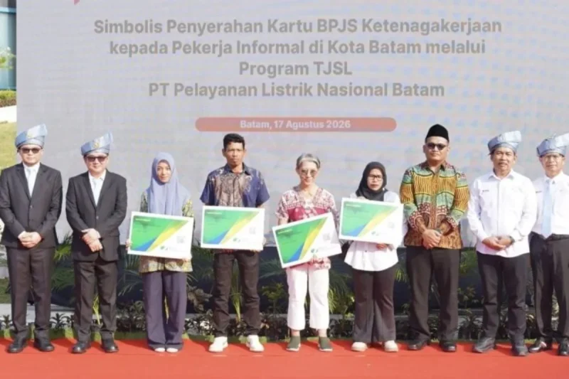 Penyerahan simbolis kartu BPJS Ketenagakerjaan kepada pekerja informal oleh pihak PLN Batam pada momentum hari kemerdekaan RI di Batam. Foto: PLN Batam