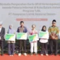 Penyerahan simbolis kartu BPJS Ketenagakerjaan kepada pekerja informal oleh pihak PLN Batam pada momentum hari kemerdekaan RI di Batam. Foto: PLN Batam 