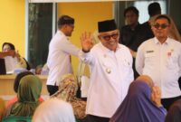 Wali Kota Tanjungpinang H. Lis Darmansyah hadir di pembagian beras kepada masyarakat. Foto: INIKEPRI.COM