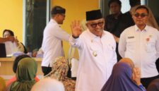 Wali Kota Tanjungpinang H. Lis Darmansyah hadir di pembagian beras kepada masyarakat. Foto: INIKEPRI.COM