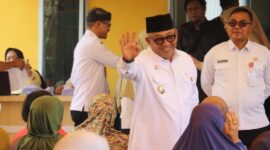 Wali Kota Tanjungpinang H. Lis Darmansyah hadir di pembagian beras kepada masyarakat. Foto: INIKEPRI.COM