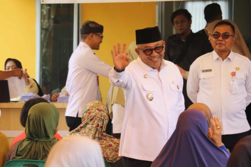 Wali Kota Tanjungpinang H. Lis Darmansyah hadir di pembagian beras kepada masyarakat. Foto: INIKEPRI.COM