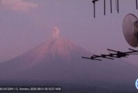 Gunung Semeru erupsi dengan tinggi kolom letusan teramati 1,2 km di atas puncak pada Jumat pagi, 14 Agustus 2026. Foto: ANTARA/HO-PVMBG