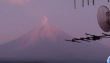 Gunung Semeru erupsi dengan tinggi kolom letusan teramati 1,2 km di atas puncak pada Jumat pagi, 14 Agustus 2026. Foto: ANTARA/HO-PVMBG