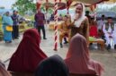 Bupati Natuna Cen Sui Lan menjelaskan program bantuan pangan dan cek kesehatan gratis kepada warga Natuna. Foto: Istimewa 