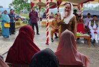 Bupati Natuna Cen Sui Lan menjelaskan program bantuan pangan dan cek kesehatan gratis kepada warga Natuna. Foto: Istimewa 