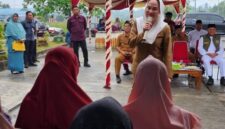 Bupati Natuna Cen Sui Lan menjelaskan program bantuan pangan dan cek kesehatan gratis kepada warga Natuna. Foto: Istimewa 