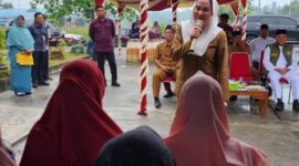 Bupati Natuna Cen Sui Lan menjelaskan program bantuan pangan dan cek kesehatan gratis kepada warga Natuna. Foto: Istimewa 