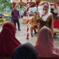 Bupati Natuna Cen Sui Lan menjelaskan program bantuan pangan dan cek kesehatan gratis kepada warga Natuna. Foto: Istimewa 