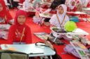 siswi Madrasah Ibtidaiyah Negeri (MIN) Tanjungpinang, Azkadina dan Arsyila, mendapat dukungan langsung dari para guru saat mengikuti Lomba Mewarnai dalam rangkaian Fun and Run 2026 Dekranasda Kota Tanjungpinang. Foto: INIKEPRI.COM
