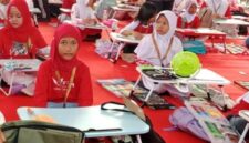 siswi Madrasah Ibtidaiyah Negeri (MIN) Tanjungpinang, Azkadina dan Arsyila, mendapat dukungan langsung dari para guru saat mengikuti Lomba Mewarnai dalam rangkaian Fun and Run 2026 Dekranasda Kota Tanjungpinang. Foto: INIKEPRI.COM