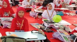 siswi Madrasah Ibtidaiyah Negeri (MIN) Tanjungpinang, Azkadina dan Arsyila, mendapat dukungan langsung dari para guru saat mengikuti Lomba Mewarnai dalam rangkaian Fun and Run 2026 Dekranasda Kota Tanjungpinang. Foto: INIKEPRI.COM