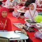 siswi Madrasah Ibtidaiyah Negeri (MIN) Tanjungpinang, Azkadina dan Arsyila, mendapat dukungan langsung dari para guru saat mengikuti Lomba Mewarnai dalam rangkaian Fun and Run 2026 Dekranasda Kota Tanjungpinang. Foto: INIKEPRI.COM