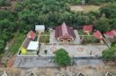 Balai Adat di Pulau Penyengat, Tanjungpinang, terlihat dari udara. Terlihat revitalisasi dilaksnakan Pemprov Kepri di kawasan ini merubah wajah bangunan sebagai pusat musyawarah, tempat penyambutan tamu penting, dan wadah kegiatan budaya Melayu di Pulau Penyengat. Foto: INIKEPRI.COM/KepriProv