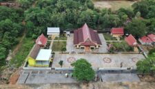 Balai Adat di Pulau Penyengat, Tanjungpinang, terlihat dari udara. Terlihat revitalisasi dilaksnakan Pemprov Kepri di kawasan ini merubah wajah bangunan sebagai pusat musyawarah, tempat penyambutan tamu penting, dan wadah kegiatan budaya Melayu di Pulau Penyengat. Foto: INIKEPRI.COM/KepriProv