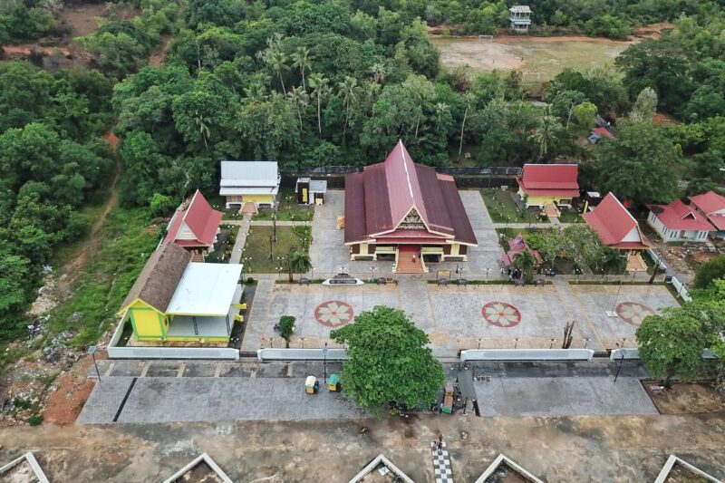 Balai Adat di Pulau Penyengat, Tanjungpinang, terlihat dari udara. Terlihat revitalisasi dilaksnakan Pemprov Kepri di kawasan ini merubah wajah bangunan sebagai pusat musyawarah, tempat penyambutan tamu penting, dan wadah kegiatan budaya Melayu di Pulau Penyengat. Foto: INIKEPRI.COM/KepriProv