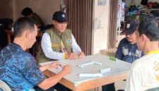 H Raja Mustakim berpasangan dengan Sono menang apollo atas lawannya sang juara turnamen domino Ranai Darat pada pertandingan ekshibisi. Foto: Istimewa