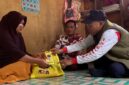 H Raja Mustakim Founder Yayasan KPDN menyerahkan bantuan sembako dan uang tunai kepada keluarga warga Ranai Darat yang hilang saat mencari kembang semangkok di hutan. Foto: Istimewa 