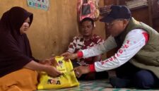 H Raja Mustakim Founder Yayasan KPDN menyerahkan bantuan sembako dan uang tunai kepada keluarga warga Ranai Darat yang hilang saat mencari kembang semangkok di hutan. Foto: Istimewa 