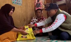 Raja Mustakim Sambangi Keluarga Warga yang Hilang di Hutan, Bawa Sembako dan Santunan