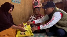 H Raja Mustakim Founder Yayasan KPDN menyerahkan bantuan sembako dan uang tunai kepada keluarga warga Ranai Darat yang hilang saat mencari kembang semangkok di hutan. Foto: Istimewa 