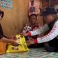 H Raja Mustakim Founder Yayasan KPDN menyerahkan bantuan sembako dan uang tunai kepada keluarga warga Ranai Darat yang hilang saat mencari kembang semangkok di hutan. Foto: Istimewa 