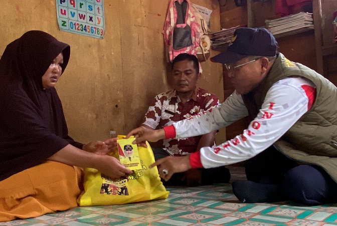 H Raja Mustakim Founder Yayasan KPDN menyerahkan bantuan sembako dan uang tunai kepada keluarga warga Ranai Darat yang hilang saat mencari kembang semangkok di hutan. Foto: Istimewa