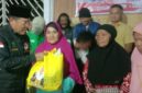 H Raja Mustakim Pencetus KPDN menyerahkan bansos Bupati Natuna Cen Sui Lan buat lansia di sela peringatan HUT ke-19 Ranai Darat dan pembukaan turnamen domino. Foto: Istimewa