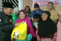H Raja Mustakim Pencetus KPDN menyerahkan bansos Bupati Natuna Cen Sui Lan buat lansia di sela peringatan HUT ke-19 Ranai Darat dan pembukaan turnamen domino. Foto: Istimewa 