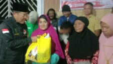 H Raja Mustakim Pencetus KPDN menyerahkan bansos Bupati Natuna Cen Sui Lan buat lansia di sela peringatan HUT ke-19 Ranai Darat dan pembukaan turnamen domino. Foto: Istimewa