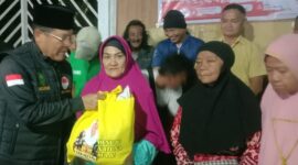H Raja Mustakim Pencetus KPDN menyerahkan bansos Bupati Natuna Cen Sui Lan buat lansia di sela peringatan HUT ke-19 Ranai Darat dan pembukaan turnamen domino. Foto: Istimewa 