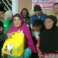 H Raja Mustakim Pencetus KPDN menyerahkan bansos Bupati Natuna Cen Sui Lan buat lansia di sela peringatan HUT ke-19 Ranai Darat dan pembukaan turnamen domino. Foto: Istimewa 