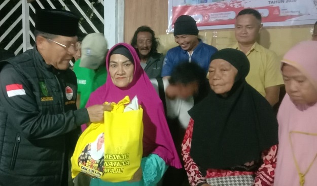H Raja Mustakim Pencetus KPDN menyerahkan bansos Bupati Natuna Cen Sui Lan buat lansia di sela peringatan HUT ke-19 Ranai Darat dan pembukaan turnamen domino. Foto: Istimewa