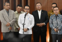 Wamenkomdigi Nezar Patria saat memberikan keterangan kepada awak media usai Rapat Koordinasi Finalisasi Perpres tentang Ojek Online. Foto: Istimewa 