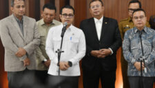 Wamenkomdigi Nezar Patria saat memberikan keterangan kepada awak media usai Rapat Koordinasi Finalisasi Perpres tentang Ojek Online. Foto: Istimewa 