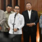 Wamenkomdigi Nezar Patria saat memberikan keterangan kepada awak media usai Rapat Koordinasi Finalisasi Perpres tentang Ojek Online. Foto: Istimewa 