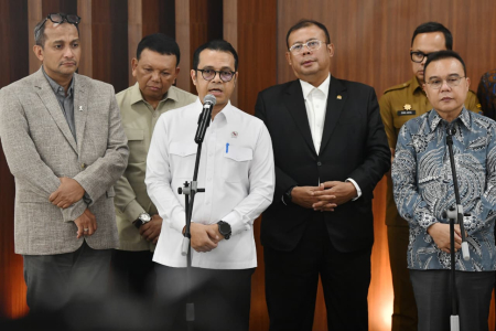 Wamenkomdigi Nezar Patria saat memberikan keterangan kepada awak media usai Rapat Koordinasi Finalisasi Perpres tentang Ojek Online. Foto: Istimewa 