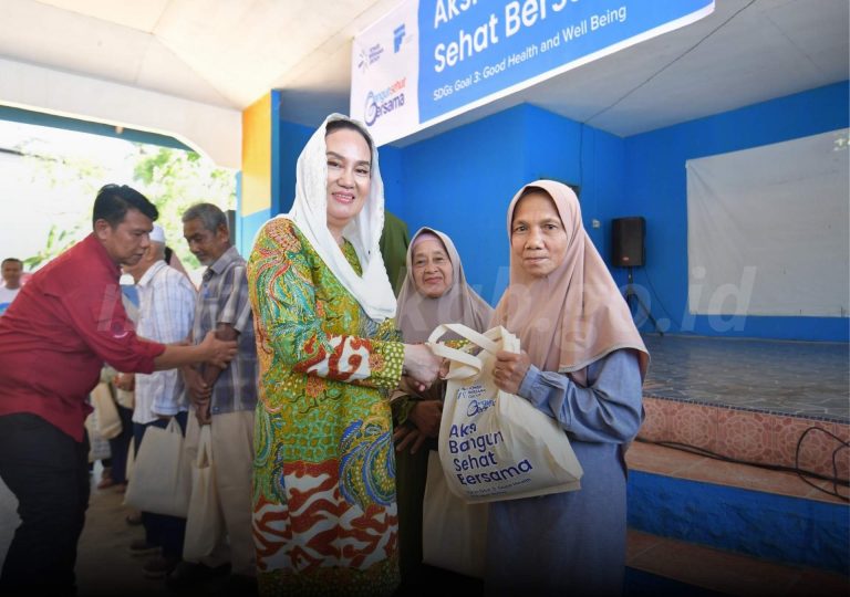 Bupati Natuna Cen Sui Lan hadir di pemeriksaan kesehatan secara gratis melalui program bakti sosial Aksi Bangun Sehat Bersama yang digelar Tower Bersama Group. Foto: INIKEPRI.COM/NatunaKab