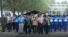 Bupati Natuna, Cen Sui Lan, melakukan peninjauan langsung terhadap pelaksanaan latihan Pasukan Pengibar Bendera Pusaka (Paskibraka) Kabupaten Natuna, Sabtu (8/8/2026) siang. Foto: INIKEPRI.COM/NatunaKab 
