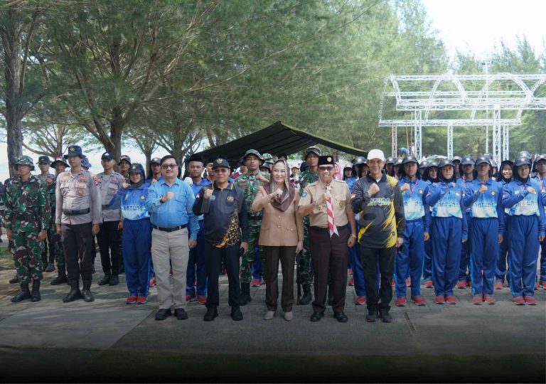 Bupati Natuna, Cen Sui Lan, melakukan peninjauan langsung terhadap pelaksanaan latihan Pasukan Pengibar Bendera Pusaka (Paskibraka) Kabupaten Natuna, Sabtu (8/8/2026) siang. Foto: INIKEPRI.COM/NatunaKab