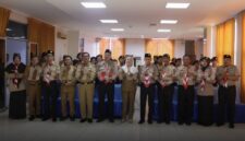 Penyerahan sertifikat Jambore Nasional XII sekaligus penyematan Tanda Ikut Serta Kegiatan (TISKA) kepada para anggota Pramuka Natuna. Foto: INIKEPRI.COM/NatunaKab 