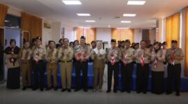 Penyerahan sertifikat Jambore Nasional XII sekaligus penyematan Tanda Ikut Serta Kegiatan (TISKA) kepada para anggota Pramuka Natuna. Foto: INIKEPRI.COM/NatunaKab 