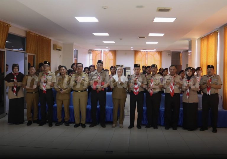 Penyerahan sertifikat Jambore Nasional XII sekaligus penyematan Tanda Ikut Serta Kegiatan (TISKA) kepada para anggota Pramuka Natuna. Foto: INIKEPRI.COM/NatunaKab
