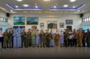 Bupati Natuna Cen Sui Lan menyambut kedatangan Panglima Komando Sektor II (Pangkosek II) Marsma TNI Nur Alimi beserta rombongan. Foto: INIKEPRI.COM
