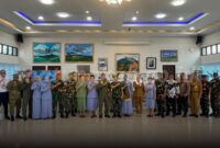 Bupati Natuna Cen Sui Lan menyambut kedatangan Panglima Komando Sektor II (Pangkosek II) Marsma TNI Nur Alimi beserta rombongan. Foto: INIKEPRI.COM