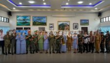 Bupati Natuna Cen Sui Lan menyambut kedatangan Panglima Komando Sektor II (Pangkosek II) Marsma TNI Nur Alimi beserta rombongan. Foto: INIKEPRI.COM