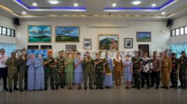 Bupati Natuna Cen Sui Lan menyambut kedatangan Panglima Komando Sektor II (Pangkosek II) Marsma TNI Nur Alimi beserta rombongan. Foto: INIKEPRI.COM