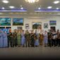 Bupati Natuna Cen Sui Lan menyambut kedatangan Panglima Komando Sektor II (Pangkosek II) Marsma TNI Nur Alimi beserta rombongan. Foto: INIKEPRI.COM